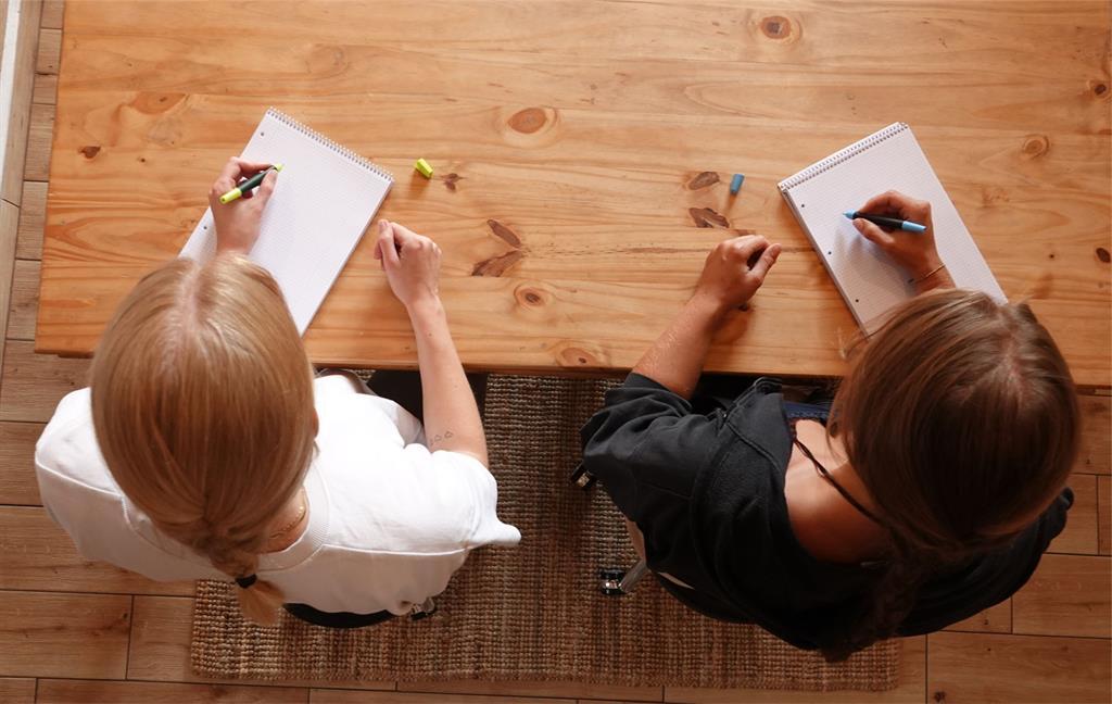 Zwei schreibende Frauen